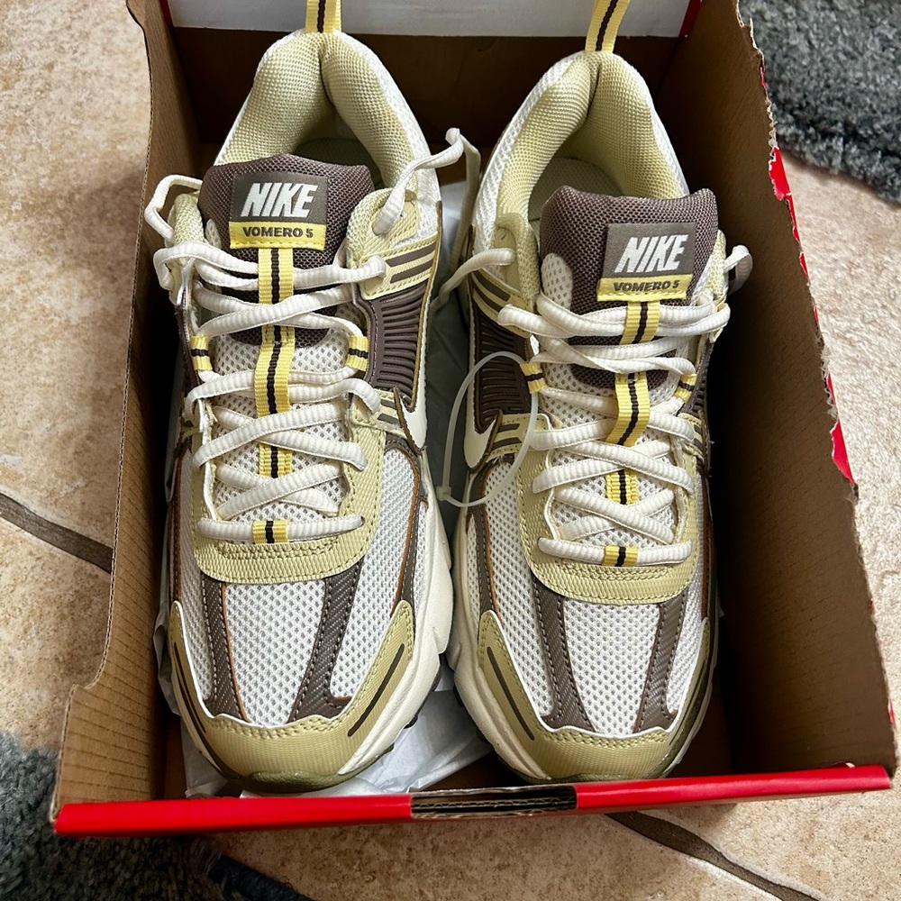 Nike Vomero 5 Kids Sneakers - White and Brown